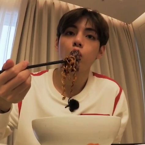 Taehyung Eating, Eating Icon, Cotton Saree Designs, I Cant Do This, My Type, Think Food, Pretty Smile, Bts Group, Cute Food