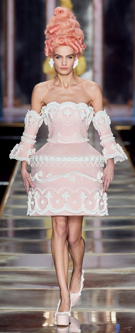 Moschino Runway, Cake Costume, Parisian Outfits, Moschino Dress, Moschino Couture, Fashion Journals, Dress Cake, Runway Dresses, Fantasy Fashion