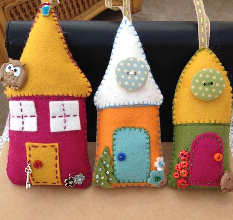 Felt Christmas House Ornaments, Felt Cottage, Felt Gingerbread House Ornament, Felt Christmas Ornaments Gingerbread House, House Felt Ornament, Diy Felt Christmas Ornaments, Felt House, Lavender Bags, House Ornaments