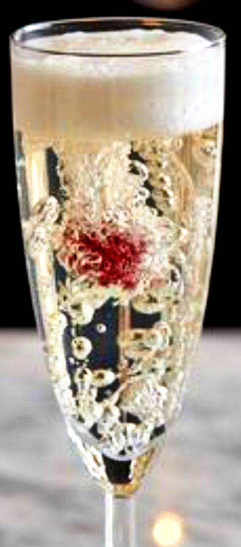 Champagne Jelly Flutes ~ This dramatic, magical dessert is a festive, sparkling treat for your party guests Champagne Jellies, Fruit Jello Shots, Champagne Jello, Champagne Jelly, Champagne Jello Shots, Sparkling Grape Juice, Jelly Shots, Easter Menu, Baking Party