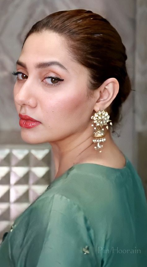 Mahira Khan Dresses, Kangna Ranaut, Pakistan Beauty, Curvy Girl Outfits Summer, Vintage Photography Women, Big Nose Beauty, Minal Khan, Colourful Wallpaper, Oily Face