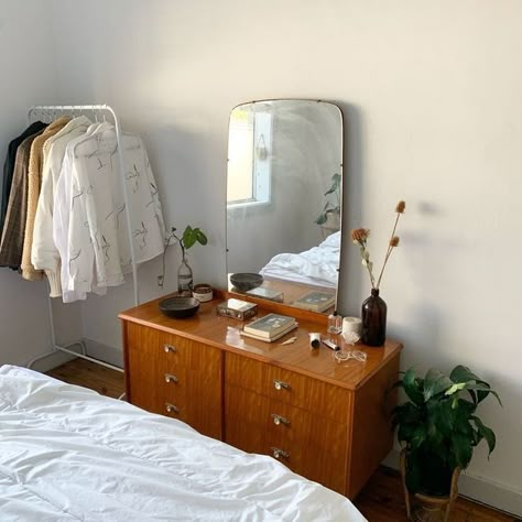 Arguably the most glamorous corner of any bedroom – or, if you’re lucky, walk-in closet – is the dressing table. House Room, Apartment Inspiration, Aesthetic Bedroom, Interior Inspo, Aesthetic Room Decor, My New Room, New Room, 인테리어 디자인, House Rooms