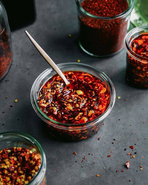 Homemade Chili Crisp Oil - Good Eatings Crunchy Chili Oil Recipe, Crispy Garlic Chili Oil, Crispy Chili Oil Recipes, Chili Vinegar Recipe, Crispy Chili Oil, Chili Crisp Oil, Homemade Chili Oil, How To Cook Dumplings, Chili Oil Recipe