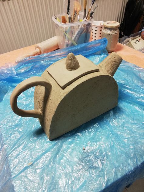 Ceramic Teapot Design, Hand Built Teapot, Teapot Ceramic Ideas, Ceramic Teapots Ideas, Slab Teapot, Ceramic Dishes Design, Ceramic Teapot Set, Pottery Tea Pots, Pottery Tea Pot