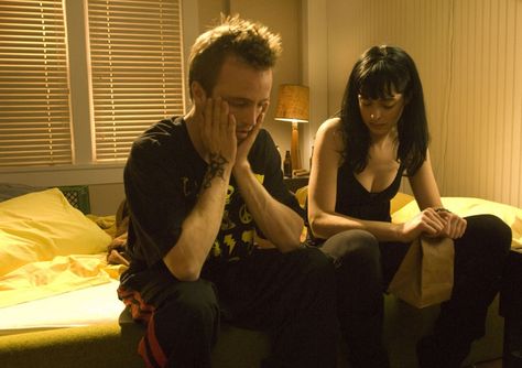 Breaking Bad Season 2 Episode 11 - Mandala - Jesse Pinkman (Aaron Paul) and Jane (Krysten Ritter) Breaking Bad Season 2, Breaking Bad Seasons, Breaking Bad Jesse, Aaron Paul, Riot Grrrl, Walter White, Jesse Pinkman, Better Call Saul, Breaking Bad