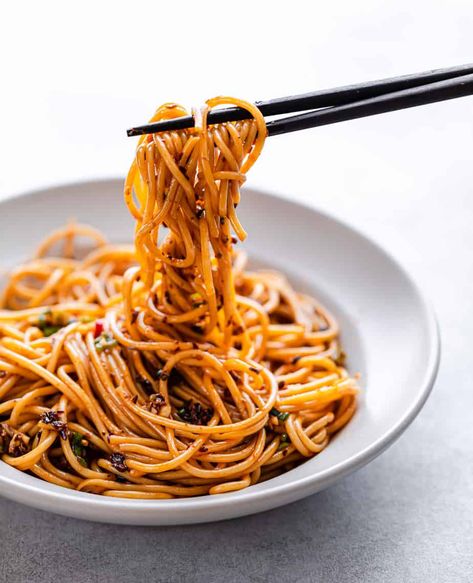 This Spicy Sichuan Noodles with garlic chili oil dish is incredibly delicious! It's the perfect last-minute dinner idea that tastes better than takeout. #noodles #sichuan #spicynoodles #asianrecipes #chineserecipes #chinesenoodles