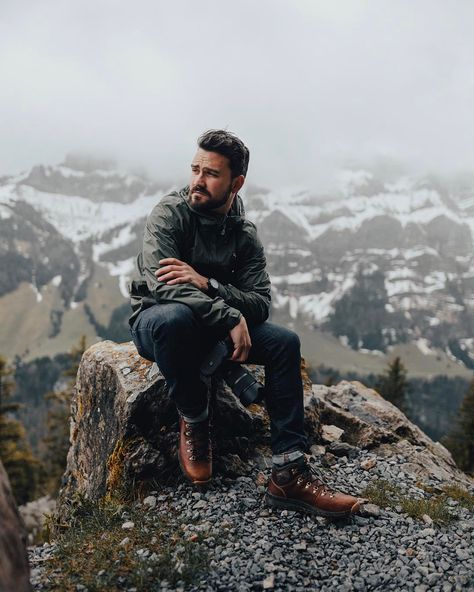 Mountain Portrait Photography, Hike Photoshoot, Mountain Poses Photo Ideas, Snow Outfit Men, Mountain Poses, Photoshoot Ideas Men, Man In Nature, Mountain Portrait, Mountain Photo Ideas