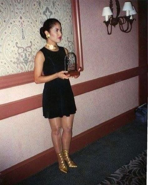 Selena Museum, Selena Perez, Selena Quintanilla Outfits, Selena Quintanilla Fashion, Selena Pictures, Museum Outfit, Billboard Awards, Selena Q, She's A Lady