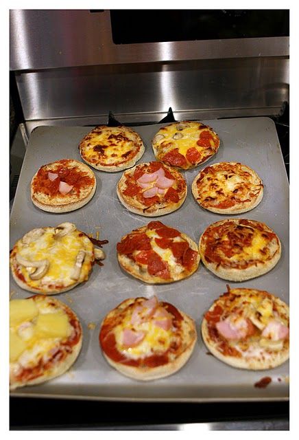 Individual english muffin pizzas. You could also use a biscuit cutter and cut out regular dough.  What a fun and perfect size for kids :) Sleepover Snacks, English Muffin Pizza, Pyjamas Party, Make Your Own Pizza, Sleepover Birthday Parties, Ideas Lunch, Girl Sleepover, Mini Pizzas, Sleepover Food