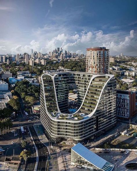 Sydney, Australia 🇦🇺 Travel | Hotels | Food | Tips on Instagram: "For the love of Sydney’s unique architecture!🇦🇺😍 Rate this building from (1-10)!👇🏻 📸: @mattwellerphoto 📍Sydney “DM us “Hotel” or click our bio link for exclusive hotel deals in Sydney”🤩❤️ #sydney #sydneyvivid #sydneystravel #bondibeach #sydneyaustralia #visitsydney #discoversydney" Sydney Australia Travel, Visit Sydney, Hotel Food, Unique Architecture, Bondi Beach, Food Tips, Hotel Deals, Australia Travel, Sydney Australia