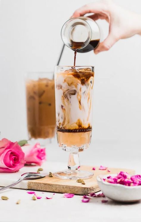 Iced Coffee Recipes At Home, Coffee Recipes At Home, Make Iced Coffee, Nonalcoholic Drinks, Iced Lattes, Espresso Martini Recipe, Best Iced Coffee, Spring Recipe, Caffeine Addict