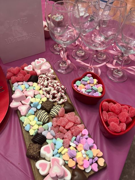 Valentines Theme Party, Pink Birthday Party Decorations, Host Party, Valentines Party Decor, Valentines Day Ideas, Romantic Date Night Ideas, Galentines Party, Party Setup, Pink Birthday Party