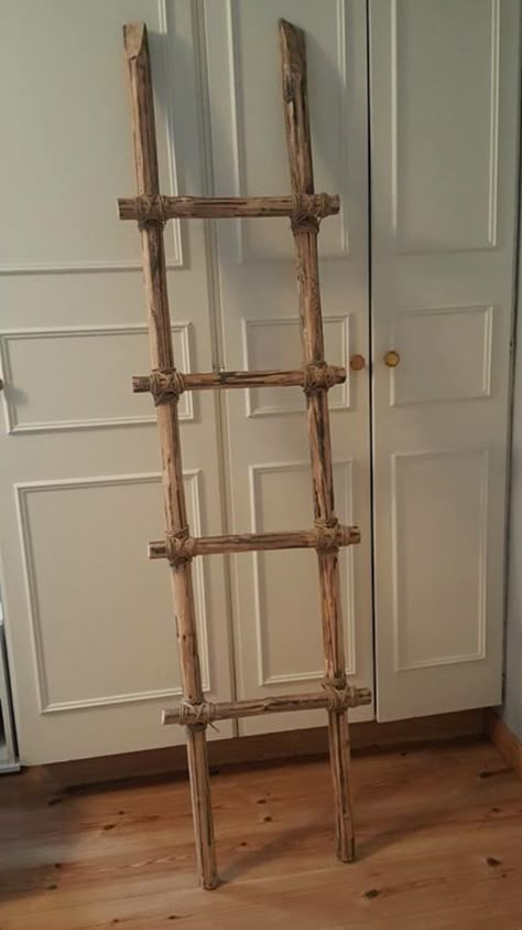 Ladder Diy Decor, Homemade Wood Furniture, Wood Ladder Diy, Diy Ladder Blanket Holder, Ladder Decor Diy, Ladder On Wall, Diy Wood Ladder, Stick Ladder, Wood Ladder Decor