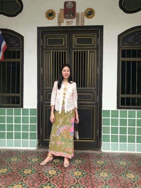 Berkain Outfit, Kebaya Outfit, Mix And Match Outfits Hijab, Kondangan Outfit, Mommy Dress, Kebaya Modern Dress, Batik Kebaya, Traditional Dresses Designs, Simple Gowns