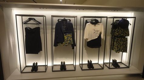 Zara Store, Clothing Store Design, Retail Store Interior, Retail Inspiration, Store Layout, Boutique Interior Design, Store Interiors, Retail Store Design, Boutique Interior