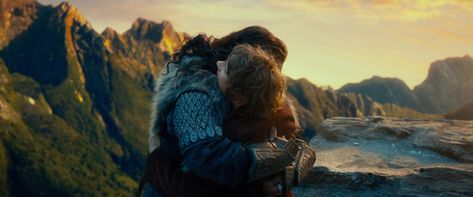 Thorin and Bilbo hug Bilbo And Thorin, Hug Tumblr, Bilbo Thorin, Thorin And Bilbo, Thilbo Bagginshield, The Hobbit Thorin, Hobbit An Unexpected Journey, Gandalf The Grey, Tolkien Books