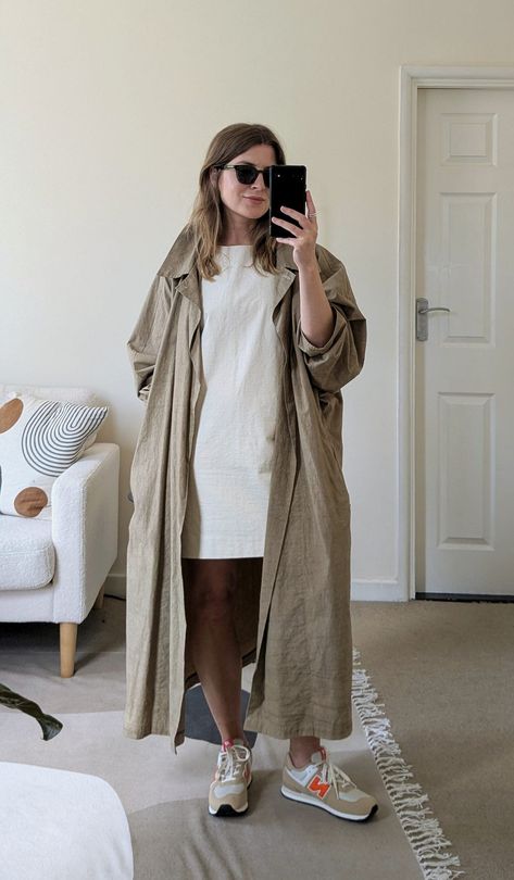 A woman stands in front of a mirror. She wears sunglasses, a short white dress, long beige trench coat and beige and orange New Balance sneakers. Summer Trench Coat Outfit, Running Shoes Outfit Casual, Outfits With Trainers, Summer Sneakers Outfit, Running Shoes Outfit, Free Spirit Outfit, Light Trench Coat, Shift Dress Outfit, Outfit New Balance