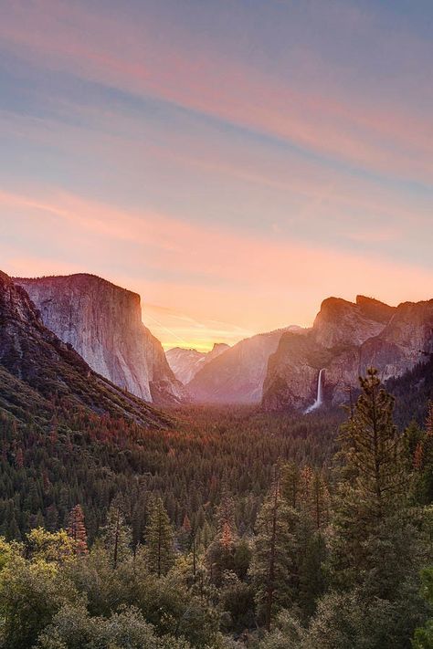 Yosemite National Park | Sunrise View at the Yosemite Valley from the Tunnel View vista point ❤️❤️❤️❤️ | Facebook Yosemite National Park Winter, Yosemite National Park Photography, Yosemite Photography, Yosemite California, Yosemite Valley, California Dreaming, Adventure Book, Yosemite National, Yosemite National Park