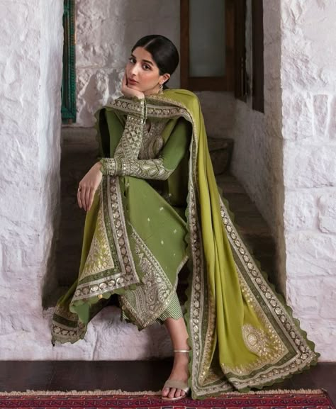 Green Salwar Kameez, Gaun Fashion, Beautiful Pakistani Dresses, Salwar Kamiz, Desi Clothes, Bridal Dress Fashion, Dress Indian Style, Stylish Dress Book, Pakistani Dress Design