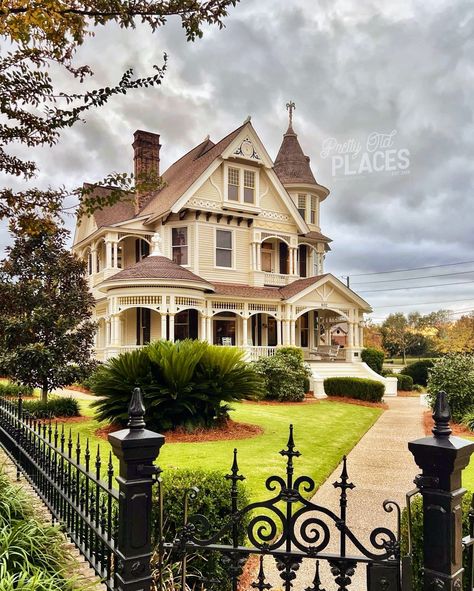 Victorian Mansion Exterior, House Inspo Exterior, Queen Anne Revival, Queen Anne Houses, Houses Victorian, 50s House, Queen Anne House, Victorian Exterior, Colorful Homes