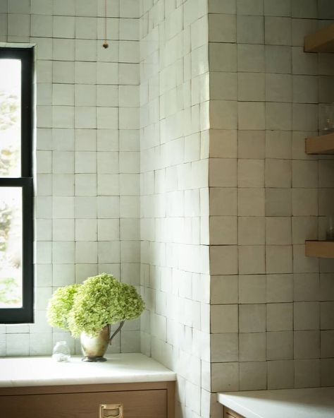 clé tile on Instagram: “leave out the grout? you can indeed go groutless with tiles that have slight sizing variations such as cement, stone and zellige. however,…” Groutless Tile, Interior Design Masters, Zellige Tiles, Cle Tile, Tuscan Design, Deco Bathroom, Island Countertops, Bath Tiles, Zellige Tile