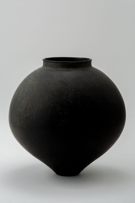 Moon Jar, Pottery Form, Advanced Ceramics, Ceramic Vessels, Keramik Design, Black Vase, Stoneware Dinnerware, Ceramics Pottery Art, Pottery Sculpture