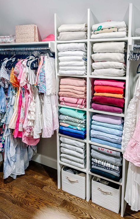 Built-in storage AND perfectly folded shirts AND rainbow organized?! Color us happy! 😍 #organizing #organizingtips #organizingideas #homeorganizing #professionalorganizing #organizinginspiration #organizingsolutions #organizinggoals #organization #organizedlife #getorganized #organized #womenownedbusiness #nashville #nashvilleorganizing #movingconcierge #unpacking #tidyhomenashville #fyp #moveconcierge #unpackingnashville #closet #closetinspo #closetorganization #closetgoals Declutter Closet, Organization Inspiration, Closet Goals, Organization Solutions, Organizing Ideas, Professional Organizer, Life Organization, Built In Storage, Clothes Organization