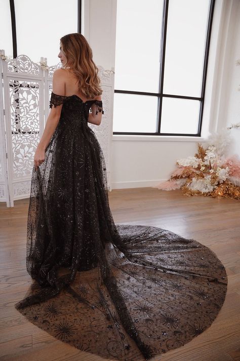 Prom Dress 2023, Celestial Wedding Theme, Pleats Dress, Boho Wedding Dresses, Non Traditional Wedding, Wedding Dress Flowy, Celestial Wedding, Alternative Wedding Dresses, Train Party