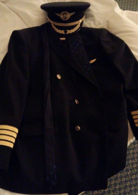 Pilots Uniform, Pilot Man, Pilot Uniform Men, Pilot Aesthetic, Pilot Life, Pilot Career, Private Jet Travel, Aviation Education, Pilot Uniform