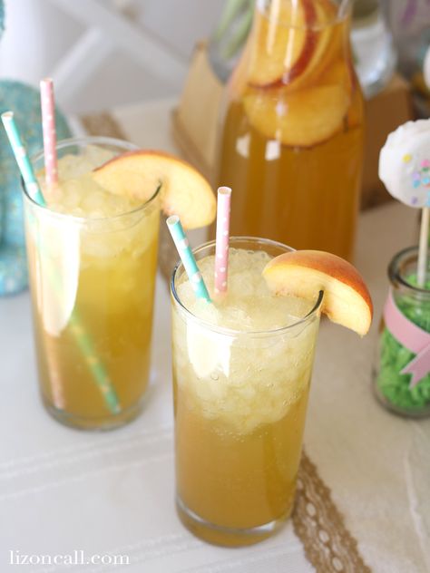 Mix up some of this peach bellini party punch mocktail for your next brunch.  It's an easy party punch recipe that guests of all ages can enjoy! Gold Punch Recipe, Easy Party Punch Recipes, Peach Bellini Mocktail, Bellini Mocktail, Punch Mocktail, Punch Recipes For Kids, Party Punch Recipe, Best Punch Recipe, Easy Party Punch