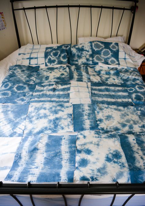 DIY Shibori Quilt, transform old duvet covers - vicky myers creations Shibori Quilt, Quilt Step By Step, Shibori Bedding, Diy Shibori, Denim Rag Quilt, Duvet Cover Diy, Shibori Diy, Large Floor Cushions, Blue Duvet