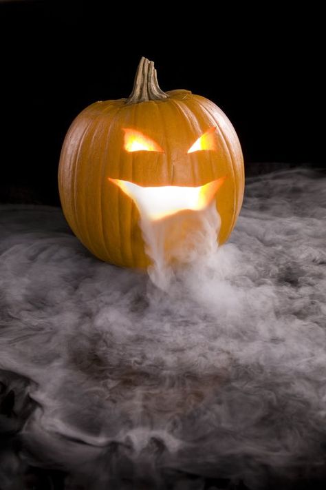 If you've never used dry ice before, consider Halloween your excuse to have a little fun. ​We've gathered some of these dry ice ideas that you can use for drinks, lanterns, and decorations. Diy Pumpkin Carving, Diy Halloween Dekoration, Kolam Air, Halloween Infantil, Halloween Science, Creative Pumpkin Carving, Labu Halloween, Halloween Pumpkins Painted, Carved Pumpkin