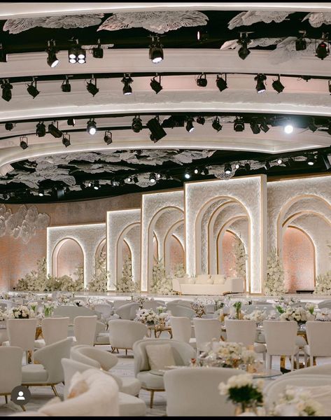 Wedding Layout Reception Floor Plans, Indian Engagement Decor, Wedding Stage Design Backdrop Ideas, Reception Hall Design, Khaleeji Wedding, Indian Reception Decor, Banquet Hall Design, Wedding Set Design, Royalty Wedding Theme