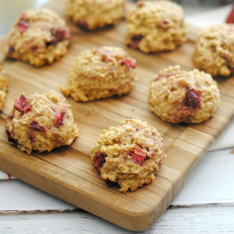 Strawberry Oatmeal Cookies from 5DollarDinners.com Strawberry Oatmeal Breakfast Cookies, Strawberry Banana Breakfast Cookies, Strawberry Oatmeal Muffins Healthy, Strawberry Oatmeal Cookies, Healthy Breakfast Strawberry Oatmeal Bars, Strawberries And Cream Oatmeal, Strawberry Festival, Healthier Treats, Strawberry Oatmeal