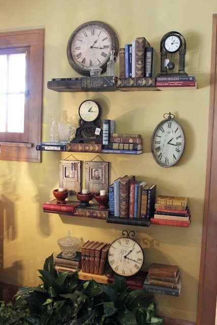 Wood Ironing Boards, Old Clocks, Book Wall, Deco Originale, Book Shelves, Fall Ideas, Vintage Clock, Book Shelf, Old Wood