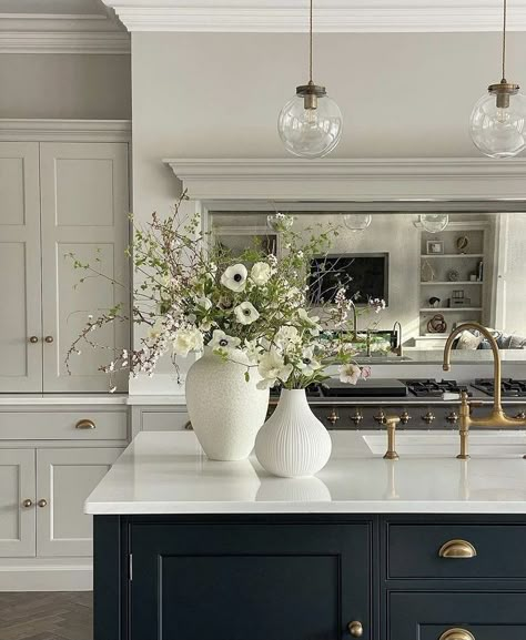 Kitchen Flower Arrangements, Kitchen Flowers, Spring Interior Design, Beautiful Kitchen Ideas, Floral House, Flowers Kitchen, Spring House, Spring Kitchen, Dream Kitchens