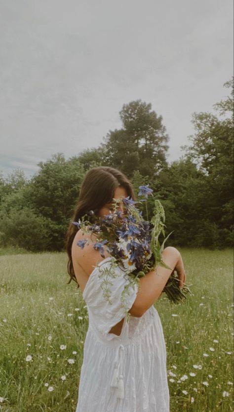 Flower aesthetic. Flowers. Spring. Bouquet of flowers. Flower. Field flower. Field. Nature. Senior Pictures With Flower Bouquet, Flower Pictures With People, Flower Bouquet Photoshoot, Flower Girl Aesthetic, Bouquet Photoshoot, Girl Picking Flowers, Bestie Trip, Photoshoot Clothes, Flower Shoot