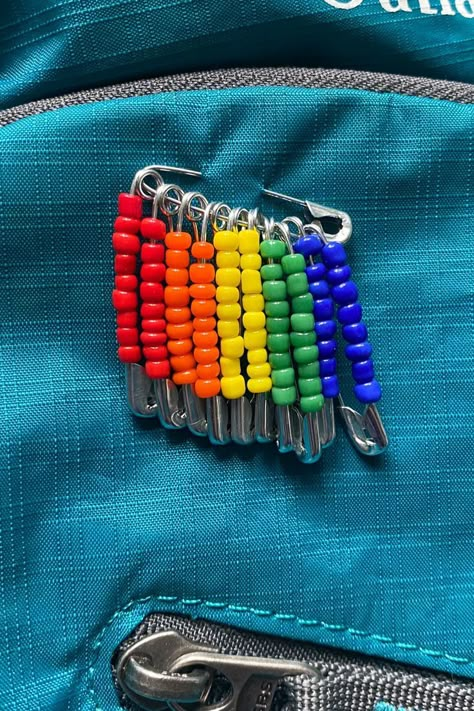 Cute School Crafts, Safety Pin Backpack Charm, Where To Put Pins Ideas, Cute Diy Pins, Make Pins Diy, Backpack Pins And Patches, Diy Backpack Decoration Ideas, How To Make Pins For Backpack, How To Make Pins Diy