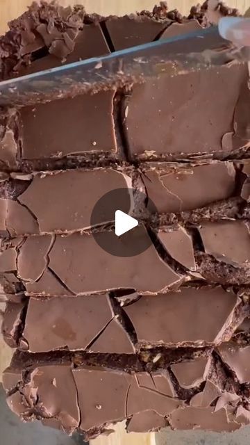 ketomotivation on Instagram: "Credit Video: kikicooksfood

No bake protein bars Macros per 1 makes 7-8 162 calories 8g C | 10g F | 10g P 100g almond flour 30g powdered peanut PB 2 scoops @womensbest chocolate whey ad 20g peanut butter 200ml almond milk 50ml sugar free syrup 30g cocoa powder For the topping 30g chocolate 20g coconut oil 

#dessert #healthy #keto #lowcalorie" Coconut Oil Dessert, No Bake Protein Bars, Dessert Healthy, Sugar Free Syrup, Healthy Keto, Protein Bars, Almond Flour, Almond Milk, No Bake