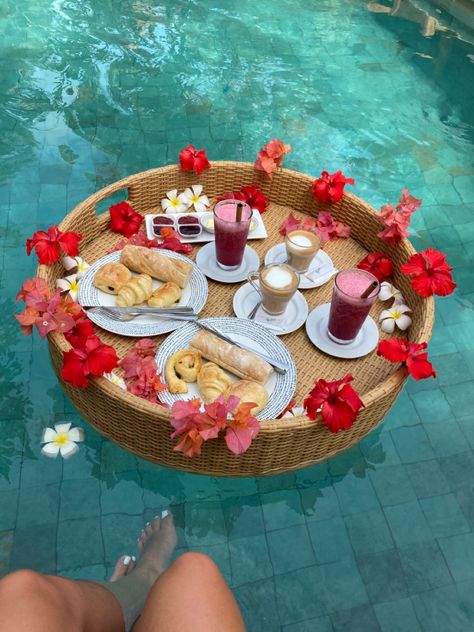 Food In Pool Aesthetic, Floating Brunch, Floating Pool Tray, Poolside Brunch, Pool Brunch, Travel Besties, Bali Pool, Poolside Food, Floating Breakfast