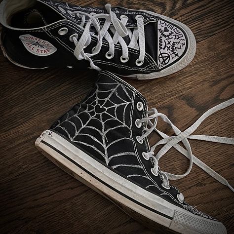 Converse Shoes Art Ideas, Shoe Painting Aesthetic, Converse Cool Design, Spiderweb Shoes Converse, Shoe Art Converse, Spider Man Shoes Diy, Custom Converse Grunge, Emo Converse Diy, Black Painted Converse