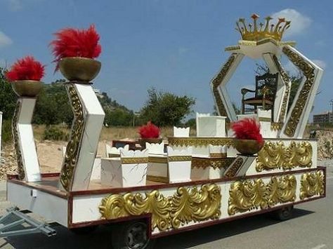 Holiday Parade Floats, Parade Float Diy, Grotto Design, Mardi Gras Float, Homecoming Floats, Christmas Parade Floats, Princess Bedrooms, Church Altar Decorations, Carnival Dress