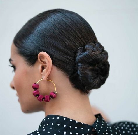 Flamenco Hair, Spanish Hairstyles, Side Bun, Chic Makeup, Sleek Bun, Hair Buns, Spanish Style, Bride Hairstyles, Messy Hairstyles