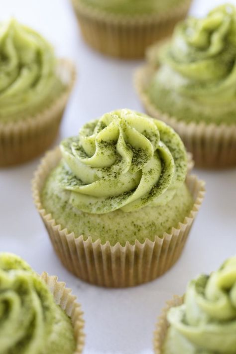 I can’t tell you how excited I am to share these matcha green tea cupcakes. Refreshingly different from your traditional cupcake, they’re absolutely the best brunch treat ever! #matcha #matchacupcakes #greenteacupcakes #matchagreentea #matchagreenteacupcakes Matcha Buttercream, Matcha Frosting, Buttercream Flowers Cake, Green Tea Cupcakes, Matcha Cupcakes, Tea Cupcakes, Strawberry Parfait, Green Cupcakes, Tea Cup Cake