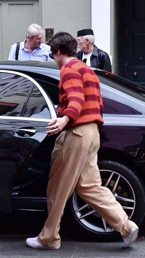 Harry Styles Street Style, Harry Styles Outfits, Harry Styles Sweater, Harry Styles London, Harry Styles Clothes, Harry Styles Cardigan, Harry Outfits, Inspo Fits, Harry Styles Outfit