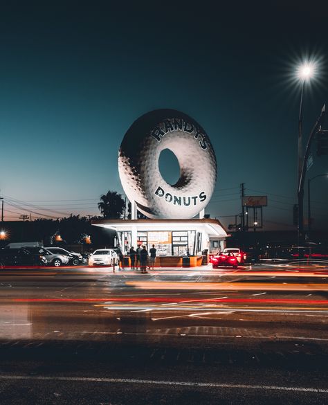 The iconic @randysdonuts has been serving handmade donuts since 1962 and has attracting visitors from around the world to take pictures of the giant rooftop donut at 805 West Manchester Blvd in Inglewood California.⁠ ⁠ Randy's now has multiple locations and you can order their donuts for pickup or delivery.⁠ ⁠ 📸 Valeriy Eydlin Retro Suburbia, Randys Donuts, Donut Ideas, J Dilla, Inglewood California, San Diego Chargers, Donut Shop, Roadside Attractions, Take Pictures