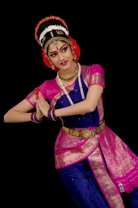 Aneesha & Anuja from Kuchipudi Dance Academy – Vemula Photography Bharatnatyam Costume, Bharatanatyam Dress, Indian Dance Costumes, Kuchipudi Dance, Bharatanatyam Costume, Bharatanatyam Dancer, Indian Classical Dancer, Bharatanatyam Poses, Dance Forms