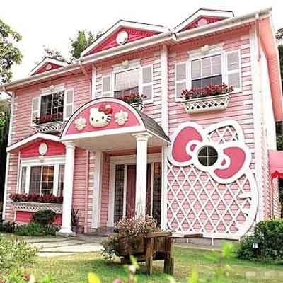 10 Wildest Houses in the World Houses In America, Crazy Houses, Hello Kitty House, Paint Color Chart, Tout Rose, Hello Kitty Rooms, Exterior Paint Color, Unusual Homes, Pink House