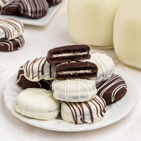 Chocolate Covered Oreos are an easy way to level up our favorite sandwich cookies! What can be better than a smooth and creamy chocolate coating around an Oreo?! Oreos are delicious chocolate sandwich cookies with cream filling in the middle. Which is why dipping these cookies an extra chocolate makes this favorite cookie perfect for any chocolate lover. Making your own chocolate covered Oreos is a fun ... Read More about Chocolate ... Chocolate Covered Oreo Packaging Ideas, Oreo Cookie Dipped In Chocolate, Oreo Cookie Molds Chocolate Covered, Tire Chocolate Covered Oreos, White Chocolate Covered Oreos, Cookie Monster Chocolate Covered Oreos, Chocolate Covered Cookies, Make Your Own Chocolate, Vegetarian Cookies