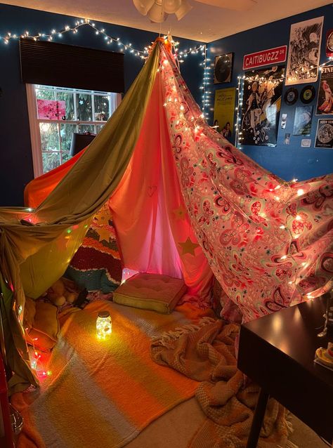 Ultimate Blanket Fort, Bedroom Blanket Fort, Easy Blanket Fort Ideas, Hangout Area Ideas, Adult Blanket Fort, Blanket Fort Aesthetic, Bed Fort Ideas, Hideout Aesthetic, Blanket Fort Ideas